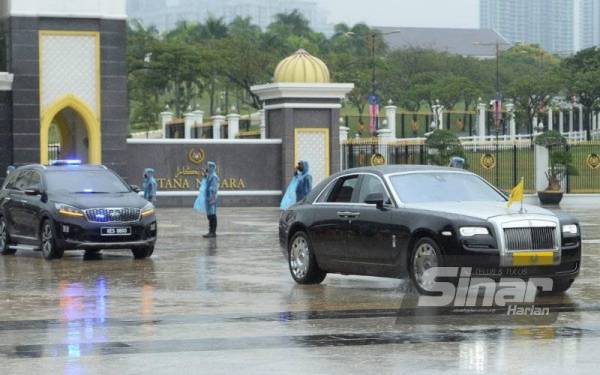 Kenderaan yang membawa Sultan Kedah, Al Aminul Karim Sultan Sallehuddin Sultan Badlishah berangkat pulang dari Istana Negara.
