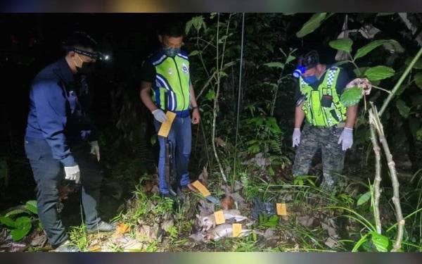 Anggota operasi memeriksa bakakuk dan bangkai pelanduk ditemui di hutan simpan berhampiran Kampung Ranggal, Pitas.