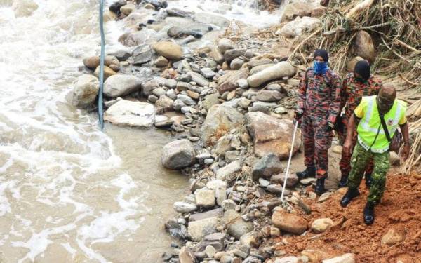 Pasukan penyelamat meneruskan operasi SAR sekitar kawasan yang disyaki mangsa hanyut dibawa arus.