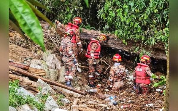Pasukan penyelamat menjalankan operasi SAR pada hari ketiga fenomena kepala air di Gunung Jerai di sini pada Jumaat. - Foto ihsan pembaca.