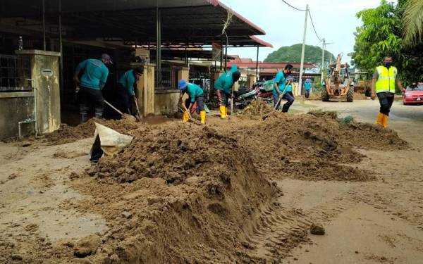 Pekerja Majlis Perbandaran Sungai Petani Kedah melakukan kerja-kerja pembersihan ke rumah mangsa terjejas fenomena kepala air di Merbok, Kedah.