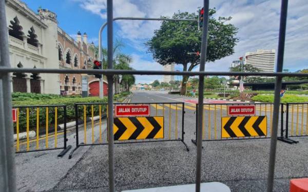Jalan masuk ke Dataran Merdeka ditutup dengan pagar besi sejak Jumaat.