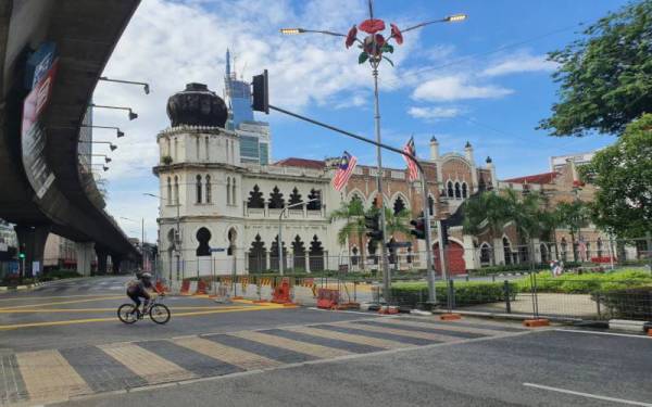 Hanya terdapat beberapa buah kenderaan orang awam di sekitar Masjid Jamek dan Dataran Merdeka.