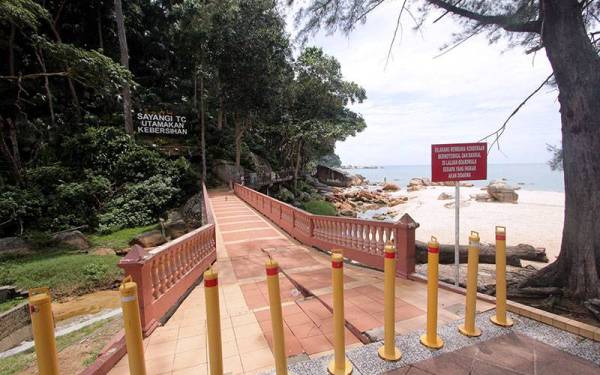 Pemandangan kawasan rekreasi di pantai Teluk Cempedak hari ini.