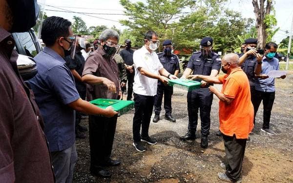 Raja Muda Kedah, Tengku Sarafudin Badlishah Al Aminul Karim Sultan Sallehuddin (lima, kiri) berkenan menyampaikan sumbangan Baitumal kepada mangsa tragedi kepala air ketika mengadakan tinjauan di Pusat Rekreasi Titi Hayun hari ini.