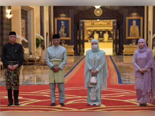 Al-Sultan Abdullah (dua dari kiri) dan Raja Permaisuri Agong, Tunku Hajah Azizah Aminah Maimunah Iskandariah (dua dari kanan) berkenan bergambar bersama Ismail Sabri (kiri) dan isteri, Datin Seri Muhaini Zainal Abidin pada Istiadat Pengurniaan Surat Cara Pelantikan dan Mengangkat Sumpah Jawatan dan Setia serta Sumpah Simpan Rahsia sebagai Perdana Menteri Kesembilan di Istana Negara hari ini. - Foto Bernama