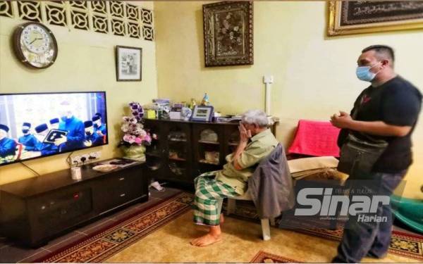 Abdul Manaf sebak ketika menonton Istiadat Pengurniaan Suratcara Pelantikan dan Mengangkat serta Menandatangani Sumpah Jawatan sebagai Perdana Menteri kesembilan oleh adiknya di kaca TV petang tadi.