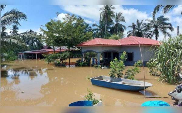 Keadaan rumah penduduk di Kampung Tebuk Jawa di sini yang dinaiki air selepas ban RTB Sungai Samagagah pecah di Alor Pongsu.