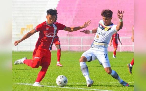 Pemain Kelantan United FC cuba melepasi kawalan pertahanan Negeri Sembilan FC pada aksi Liga Primier di Stadium Sultan Muhammad IV, Kota Bharu pada Sabtu. FOTO: Ihsan Kelantan United