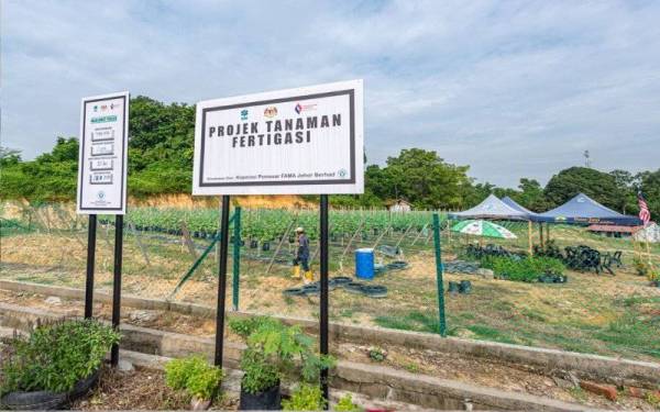 Pusat Rujukan Pemasaran Hasil Pertanian Berteknologi seluas 0.8 hektar yang dibangunkan di Pejabat FAMA Negeri Johor dengan kerjasama Koperasi FAMA Johor Berhad (KPFJB).