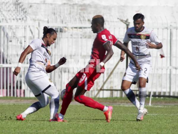 Zaquan Adha (kiri) diasak pemain Kelantan United FC pada aksi di Stadium Sultan Muhammad IV, Kota Bharu pada Sabtu. - Foto FB MFL