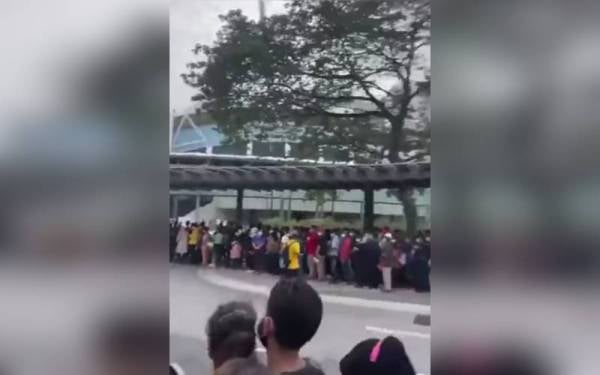 Video tular yang mendakwa warga asing berpusu-pusu ke PPV Bukit Jalil untuk mendapatkan suntikan vaksin secara 'walk-in'.