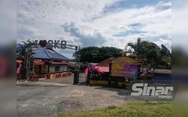 Perdana Menteri mendapat pendidikan awal di Sekolah Kebangsaan (SK) Bangau.