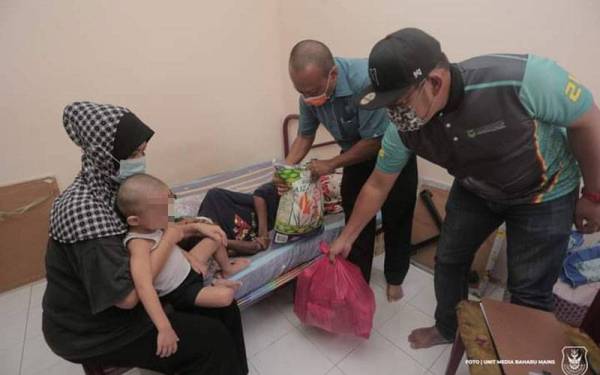 MAINS menyampaikan sumbangan makanan kepada keluarga Suhaimi. - Foto ihsan MAINS