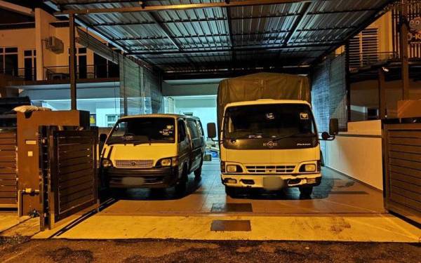 PGA Bakri merampas 884,400 batang rokok seludup pelbagai jenama dalam sebuah lori di hadapan sebuah premis di Taman Berlian, Batu Pahat, pada Jumaat.