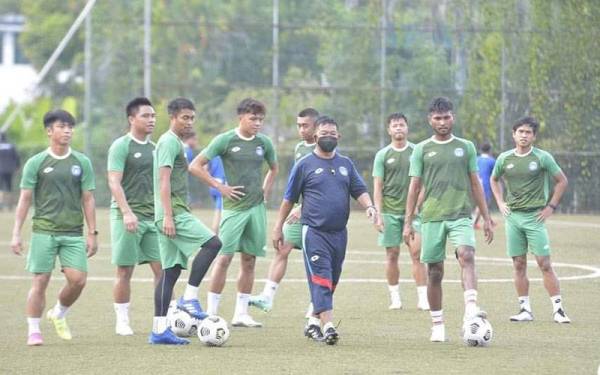 Pemain-pemain Sabah giat menjalani latihan sebagai persiapan menentang Penang FC di Likas malam ini. - Foto Sabah FC