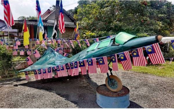 Replika jet pejuang antara yang dibina Mohamed Haris.