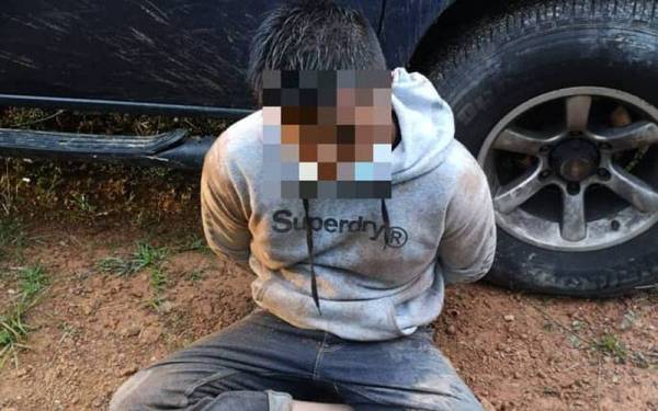 Antara yang ditahan oleh imigresen dalam Ops Seludup di Johor.