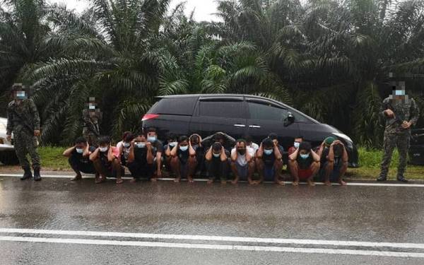 Imigresen dengan bantuan ATM berjaya memintas tiga buah kenderaan yang membawa 18 orang PATI.