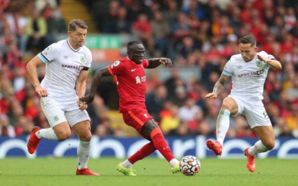 Penyerang Liverpool, Sadio Mane (tengah) cuba melepasi kawalan pertahanan Burnley pada perlawanan berkenaan. - Foto Getty Images