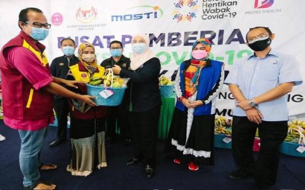 Azulita (tiga dari kanan) menyerahkan sumbangan bakul makanan di PPV IPP Tanjong Karang.