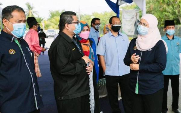 Azulita bertanya sesuatu semasa lawatannya ke PPV IPP Tanjong Karang