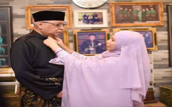 Ismail Sabri turut berkongsi gambar Muhaini sedang membetulkan baju Melayu dipakainya dipercayai sebelum berangkat ke Istana Negara pada Sabtu.