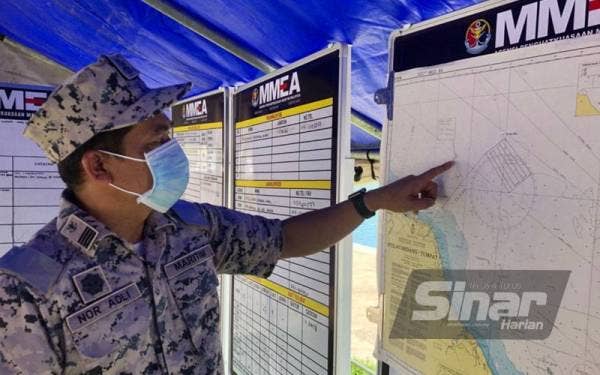 Syed Nor Adli menunjukkan peta lokasi pencarian nelayan yang dikhuatiri hilang di Kota Bharu pada Ahad.