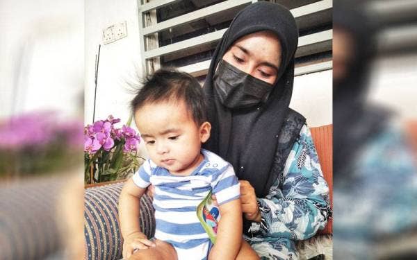 Nur Haslin bersama anak bongsunya, Muhammad Izz Qays Qarizh