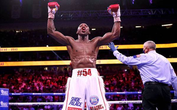 Aksi Ugas selepas menamatkan perlawanan 12 pusingan menentang Pacquiao di T-Mobile Arena, Las Vegas, FOTO: AFP
