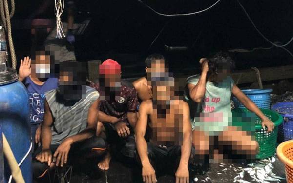 Tujuh kru yang ditahan Maritim Kedah dan Perlis kerana menjalankan aktiviti perikanan di kawasan larangan pada kedudukan 3.0 batu nautika tenggara, Pulau Chorong, Langkawi pada pagi Ahad.- Foto Maritim Malaysia
