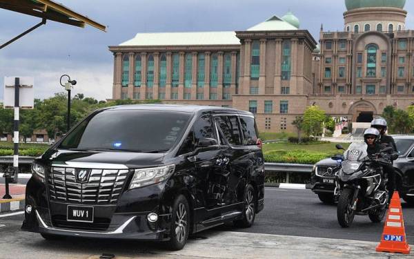 Kenderaan yang membawa Perdana Menteri dilihat keluar dari Perdana Putra pada Ahad. - Foto Bernama