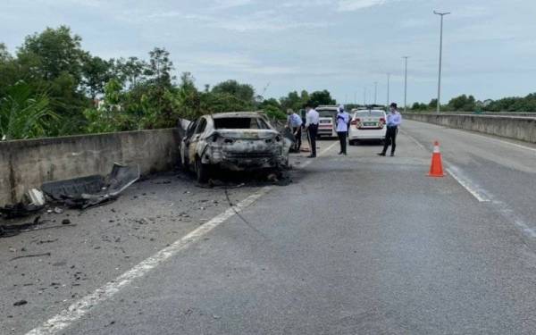 Kereta jenis Honda City dipercayai hilang kawalan sebelum terbabas dan terbakar.