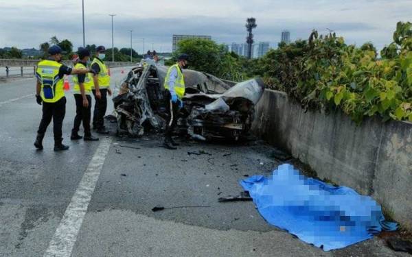 Mangsa maut di tempat kejadian selepas tercampak keluar dari kereta.