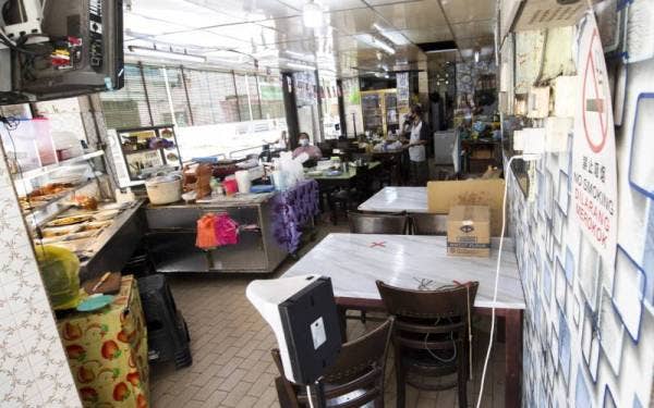 Suasana lengang pada hari pertama kebenaran makan di sebuah restoran di Kota Bharu. - Foto Bernama