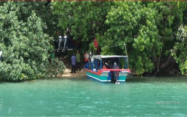 Bot yang membawa mangsa bergerak tanpa pengemudi selepas terlanggar boya ditemui tersadai di daratan Pulau Lalang pada jam 12.20 tengah hari pada Ahad.- Foto ihsan Maritim Malaysia