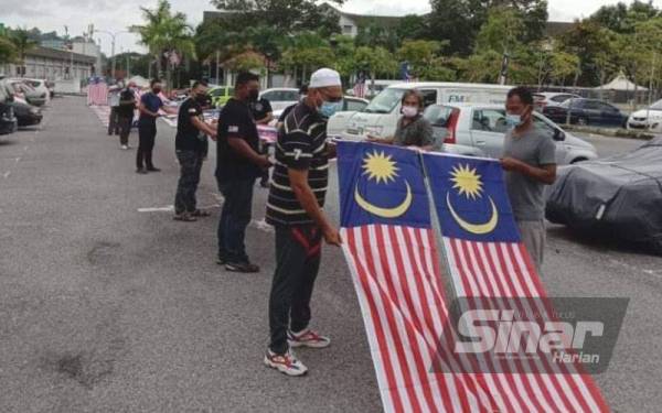 Penghuni Projek Perumahan Rakyat (PPR) Hiliran bergotong-royong menghasilkan bendera terpanjang sebagai persediaan sambutan ulang tahun kemerdekaan negara.