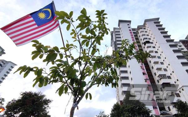 Penghuni Projek Perumahan Rakyat (PPR) Hiliran di Kuala Terengganu memasang bendera terpanjang bagi meraikan sambutan kemerdekaan tahun ini.