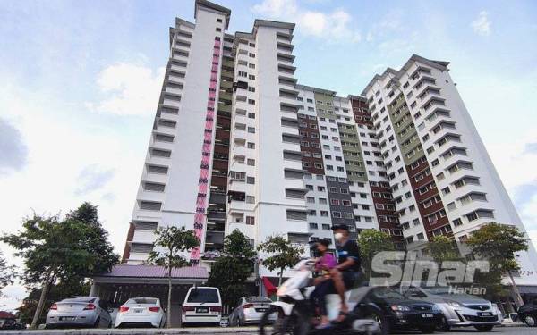 Jalur Gemilang sepanjang 50 meter dipasang pada bangunan Perumahan Rakyat (PPR) Hiliran di Kuala Terengganu bagi meraikan ulang tahun kemerdekaan negara pada 31 Ogos ini.