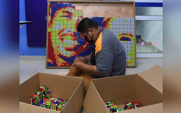 Zabli menggunakan 391 bongkah kiub rubik yang disusun pada bingkai khas dan mengambil masa kira-kira tiga jam untuk menyiapkan potret Shuib dan Allahyarhamah Siti Sarah.- Foto Bernama 