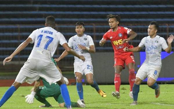 Antara aksi menarik pertemuan Sabah FC menentang Penang FC di Likas pada Ahad. - Foto Sabah FC