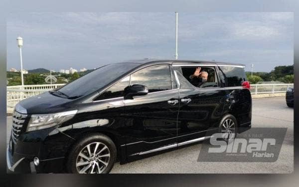 Beliau tiba di bangunan Perdana Putra.