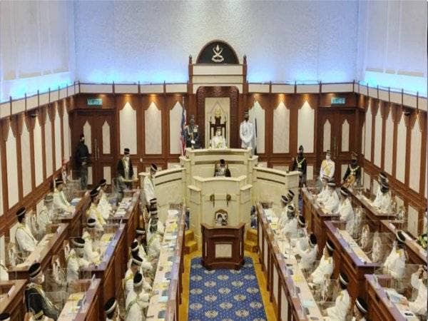 Tengku Hassanal bertitah pada sidang pembukaan sempena mesyuarat pertama penggal keempat Dewan Undangan Negeri (DUN) ke-14 di Wisma Sri Pahang pada Isnin.