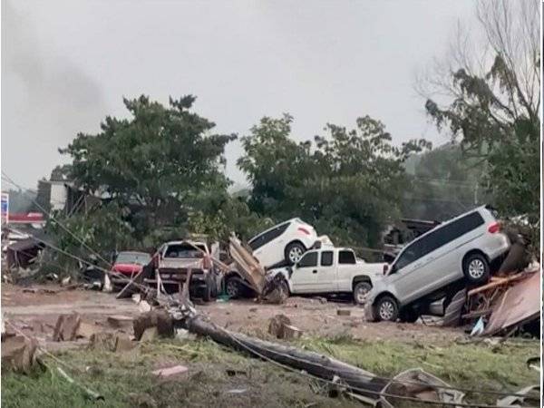 Angka kematian akibat banjir di Tennessee pada Ahad melebihi 20 orang dengan lebih 50 lagi masih hilang. - Foto Bernama