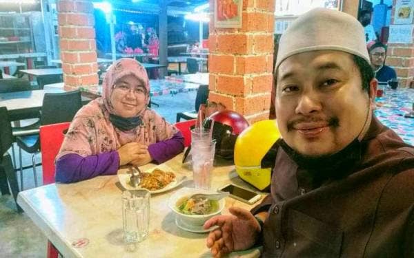 Azizah (kiri) bersama suami menjamu selera secara dine-in pada Ahad lalu.