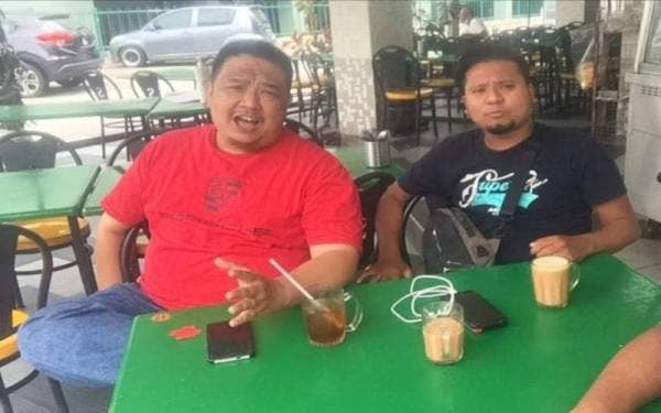 Sharifudin (kanan) makan di kedai selepas bertugas pada majlis angkat sumpah Perdana Menteri, Datuk Seri Ismail Sabri Yaakob pada Sabtu lalu.