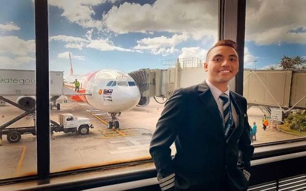 Malcolm bergambar bersama sebuah pesawat di Lapangan Terbang Antarabangsa Kuala Lumpur 2 (KLIA 2). - Foto Bernama