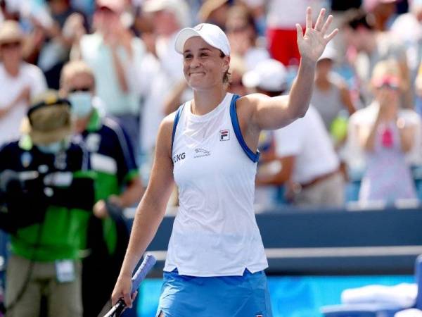 Barty meraikan kejayaan selepas menewaskan Teichmann dalam perlawanan akhir Terbuka Western & Southern di Lindner Family Tennis Center, Mason, Ohio. - Foto AFP