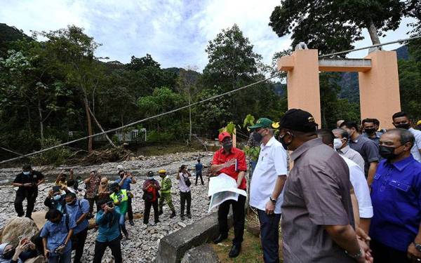 Ismail Sabri mengadakan lawatan di kawasan bencana banjir di Titi Hayun pada Isnin. - Foto Bernama