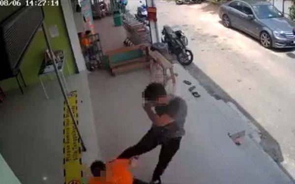 Seorang lelaki yang tular di media sosial kerana memukul pekerja kedai serbaneka dua minggu lalu, didenda RM1,800 oleh Mahkamah Majistret di sini pada Isnin.